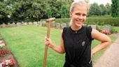 Jenny Sköld 19, jobbade i början av sommaren fyra veckor på Hyresbostäder. Nu jobbar hon som kyrkogårdsarbetare vid St Johannes kyrka.
FOTO: NICLAS SANDBERG