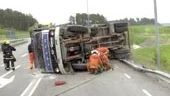 Lastbilen välte sedan chauffören släppt bromsen och försökte väja för personbilen.
FOTO: JANNE FORSBY