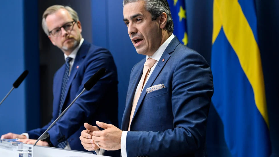 Finansminister Mikael Damberg och energi- och digitaliseringsminister Khashayar Farmanbar håller presskonferens om elmarknaden. Arkivbild.