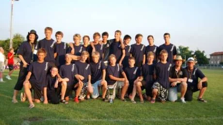 Dagsbergs pojkar -93 har varit i Italien och spelat cup. Överst fr v Lena Lestander; Wille Lindberg; Tobbe Dagh; Ponta Källsholm; Toffe Ekfeldt; Kapten Jönsson; Rasse Nilsson; Tobbe Fahlstedt; Timmen Lestander; Calle Bjärkse; Nicke Alexandersson; Jonte Lagerlund. Främre fr v; Ogge Lindau; Linkan Lindqvist; Jocke Dungsjö; Viktor Linder; Vicke Jonsson; Berga Bergqvist; Ludde Andersson; Pedde Nilsson; Danne "Söder" Söderstam; Kalle Lindau; Nisse Nilsson "Waterboy".