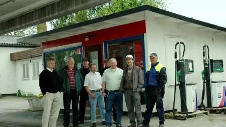 Rejmyre byaråd tog kampen ? och lyckades. Nu startar arbetet med den nya macken. Från vänster: Henning Witte, Ilkka Lankila, Ronnie Maxe, Lennart Svensson, Ulf Gefvert, Peder Nyström, Kjell Dahlberg och Per Nilsson.