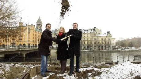 Ett spadtag för omvandlingen av Samarienparken vid Strömmen. Niclas Bergqvist från BEF AB, Eva Andersson (s) och Stefan Arrelid (mp). Foto: Robert Svensson
