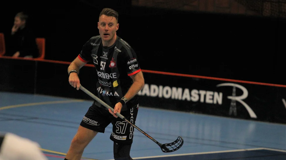 Solfjäderstadens spelande tränare Fredrik Ählström kom hem till Ljungsbro och Motalalaget förlorade med klara 6-12 i derbyt.