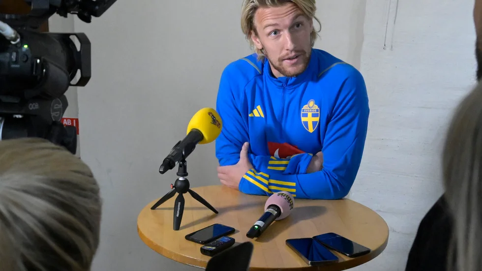 Emil Forsberg tycker att det är märkligt att fotbolls-VM 2022 spelas i Qatar.
