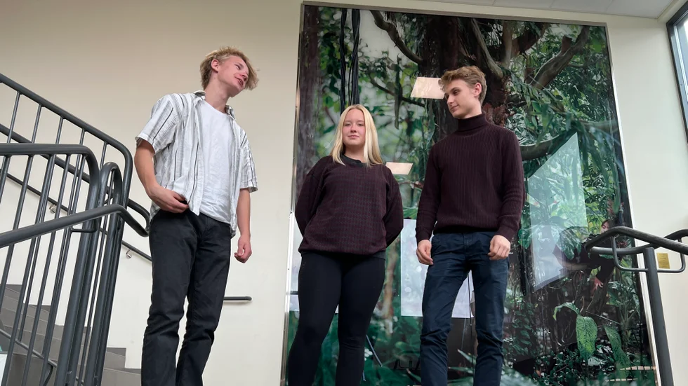 Carl Pettersson, Elias Ärlebäck och Elise Grund läser sista året på Berzeliusskolan. De tror att ungdomsförbundens insatser under valdebatten i Saab Arena påverkade hur ungdomarna röstade i skolvalet.