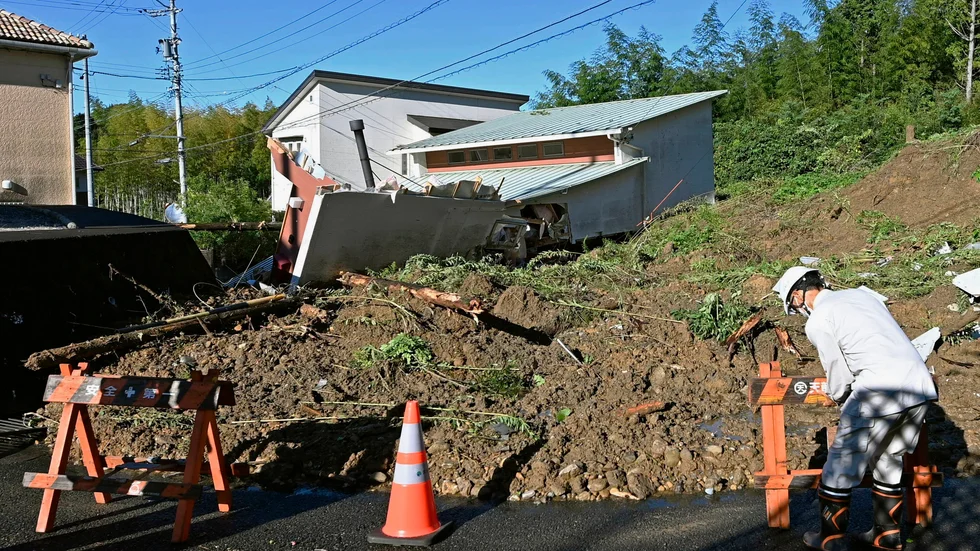 Ett skred har orsakat skador i ett bostadsområde i Hamamatsu i prefekturen Shizuoka.