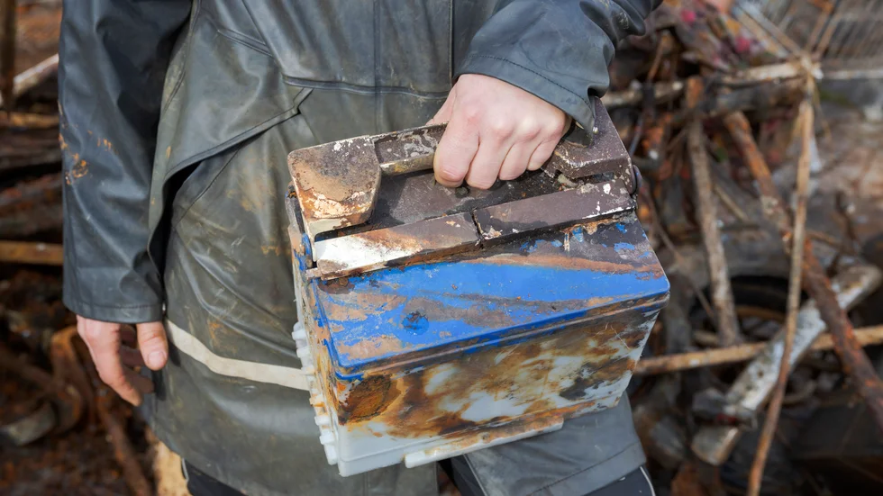 Under Mickelsmäss kommer dykare att plocka upp skrot vid småbåtshamnen i Örsundsbro och allmänheten kan följa deras arbete. Det är inte ovanligt att uttjänta batterier hamnar i vattnet men de innehåller bly och på sikt är de en miljöfara. 