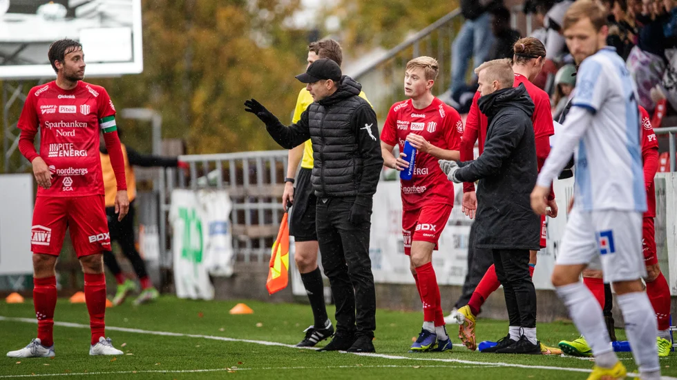 Lagkapten Pontus Sundqvist och tränaren Tomas Eriksson. Båda är avstängda mot Haninge på söndag. Men Eriksson följer med även om han måste hålla sig på läktaren.