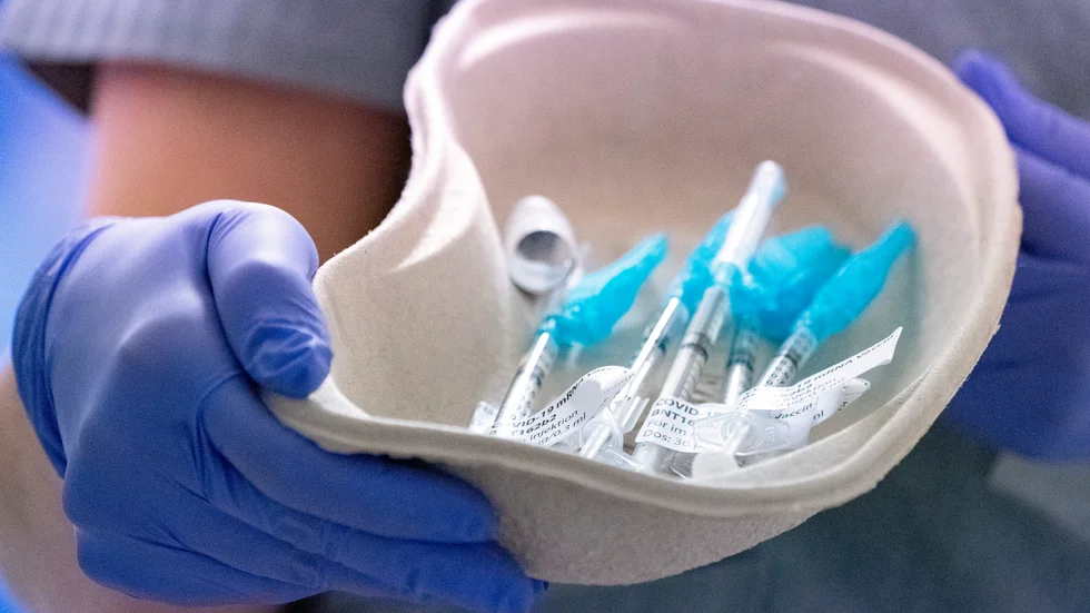 Insändarskribenten är förvånad över att den överläkare som spridit information om att covid-19-vaccin skulle kunna leda till cancer får jobba kvar inom Region Kalmar län.