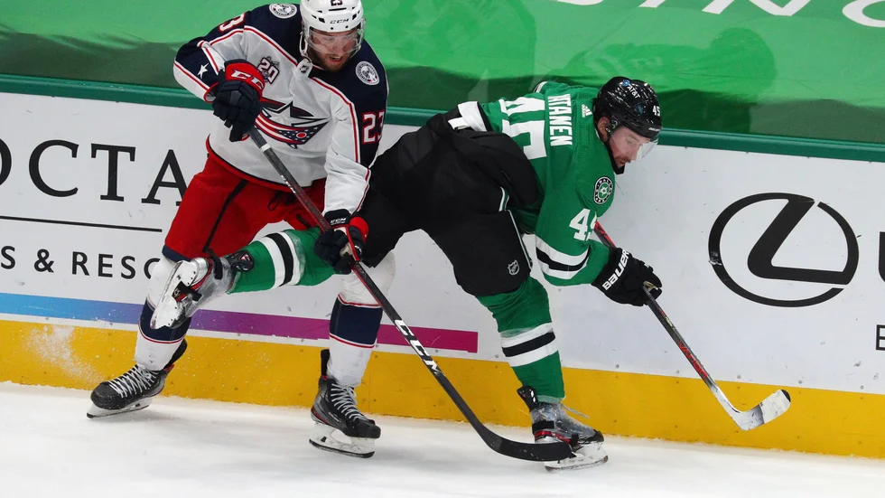 Linköpings NHL-meriterade amerikan Stefan Matteau, här i vit tröja, fälls för filmning. Arkivbild.