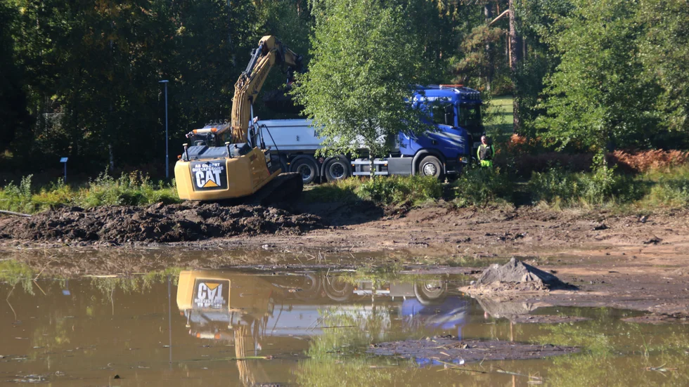 Jobbet att muddra sågdammen är i full gång. Massorna transporteras bort till Kejsarkullen. Till våren ska det finnas en fin vattenspegel här.