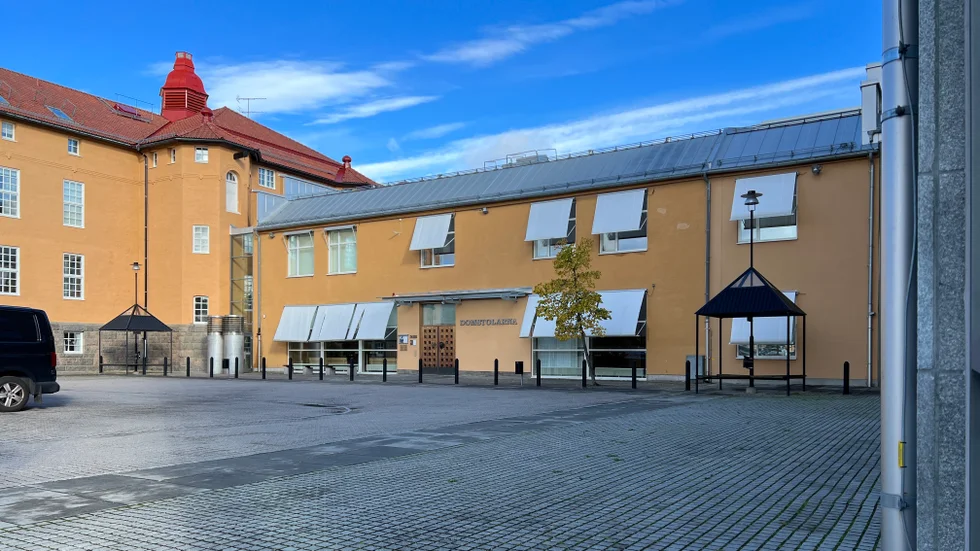 Tre tonåringar har begärts häktade för grov våldtäkt. 