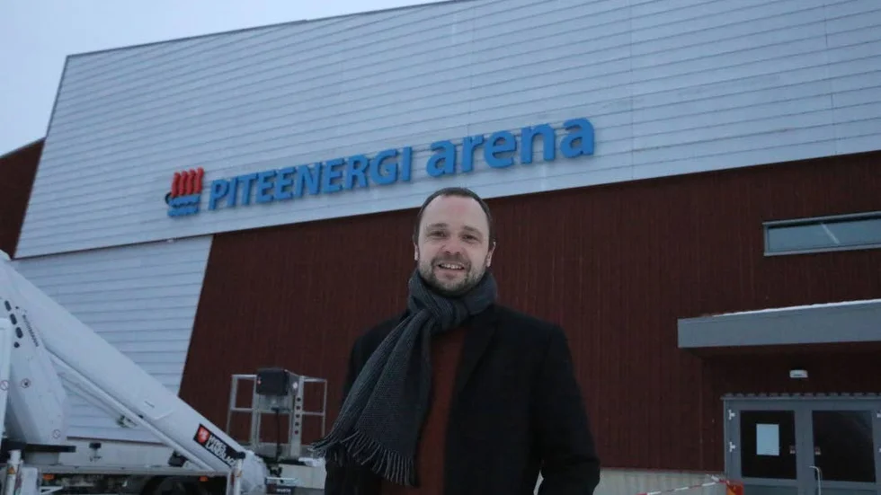 Under onsdagen sattes den första, nya skylten upp på friidrottshallen som från och med årsskiftet bytte namn från Skoogs Arena till Pite Energi Arena.