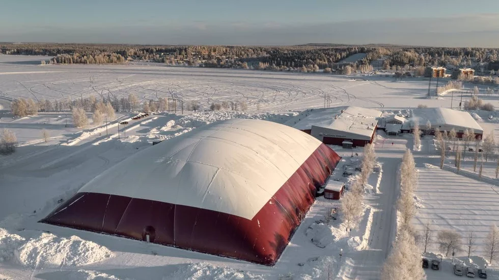 Fotbollshallen kom mitt i vintern, elva veckor försenad, och har drabbats av problem i vinter också. (Arkivbild).