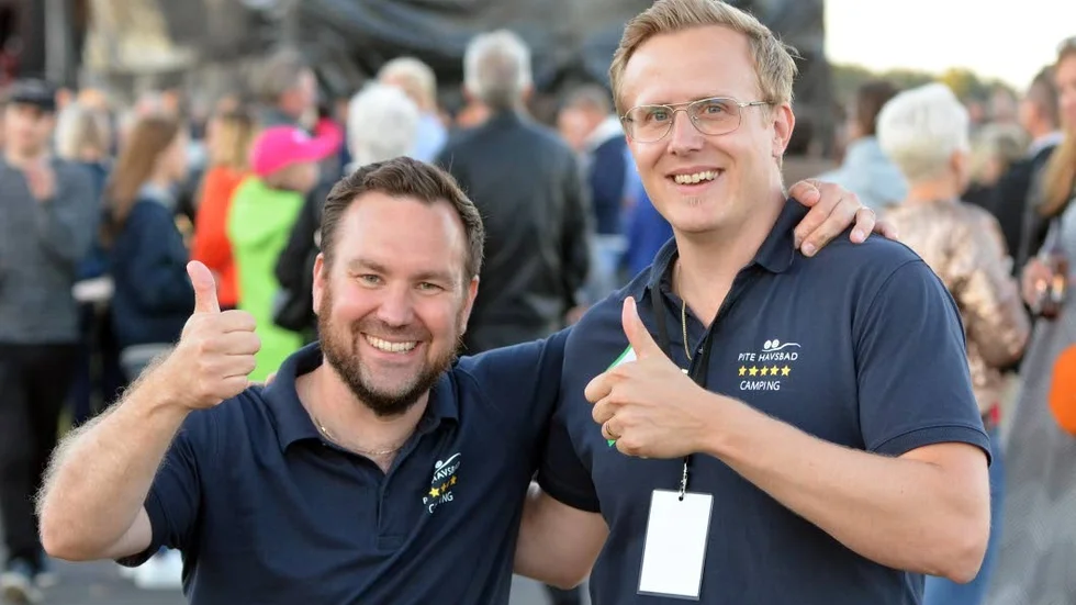 Tobias Lindfors, styrelseordförande för Pite havsbad och Kristofer Lundström, vd, är glada över att havsbadet nominerats till Nordens bästa resmål för barnfamiljer.