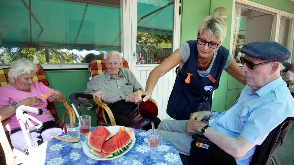 Många äldre drömmer om en plats på ettt äldreboende med gemenskap med andra boende medan andra föredrar hjälpinsatser i hemmet.