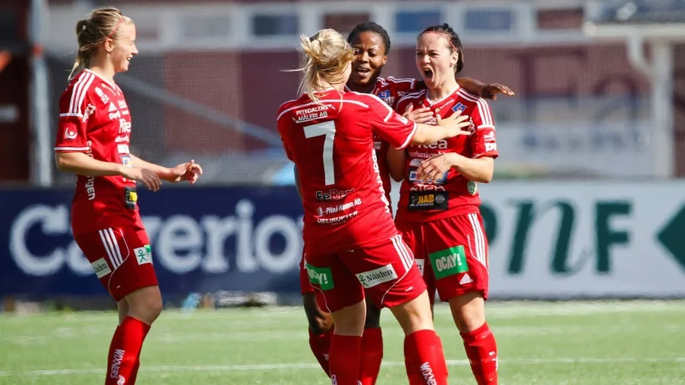 June Pedersen skriker ut sin glädje efter att ha gjort två omöjliga mål under en kvart. Det första från 65 meter det andra från 53. "Helt sjukt", sa June. foto: camilla berglund
