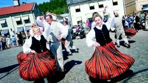 Med matchande rött läppstift virvlade kvinnorna i den lettiska dansgruppen Laidze på Rådhustorget i Söderköping. Foto: Andreas Skogh