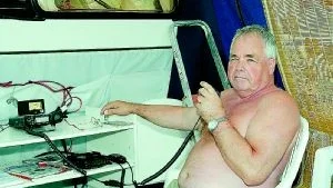 För att Finspångsbon och radioamatören Torbjörn Karlsson ska kunna bo i husvagn måste han ha sin utrustning med sig så att han även på semestern kan pratar via radiovågor. Foto: Malin Perk