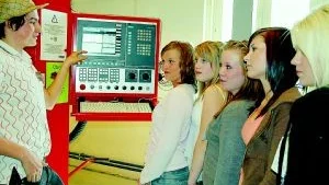 Handledaren Alexander Toomson förklarar hur en CNC-maskin fungerar för eleverna Madelen Kindstrand, Fanny Cardegård, Anna Eriksson, Matilla Engström och Mikaela Andersson. Foto: Magnus Johansson
