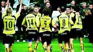 Kvitterat på Lindö Idrottsplats. Rabi Nissan (tvåa från höger) kramas om efter 1-1 mot Vimmerby.  Foto: Ola Axman