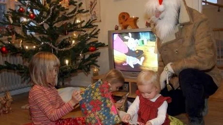 Julen - gemenskapens högtid. Efter julfirandet är det ddags att ta itu med det stora samhället därute. Den stora gemenskapen. Foto: Fredrik Sandberg/Scanpix.