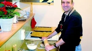 Fadi Habib Hanna bakade pepparkakor när Mo Gårds samtliga elever ägnade sig åt julstök under en hel dag. Foto: Magnus Petersson