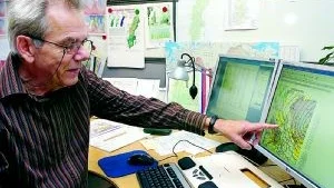 Sten Laurin på SMHI följer ovädrets framfört över landet via kartor, satellit- och radarbilder. Foto: Jan Forsby