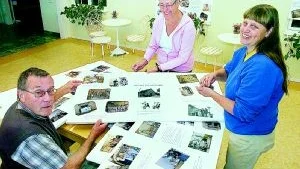 Här jobbas det för fullt med bildutställningen i Skärblacka Missionskyrka, inför 50-årsjubileet i helgen, från vänster Ingemar Hallberg, Carin Toll och Anna-Lena Olsson. Foto:  Titti Olovsson