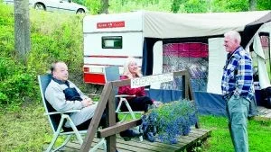 Karl Söderholm, till höger, ser till att gästerna Ann-Marie och Jonny Wessman har det bra på campingen.