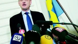 Att låta Carl Bildt bli utrikesminister är snarare ännu en utnämningsmiss av Fredrik Reinfeldt än en på allvar mutmisstänkt Bildt, enligt Widar Andersson. Här svarar Bildt på frågor under gårdagens presskonferens.Foto: Scanpix
