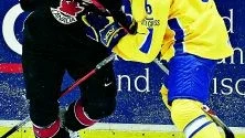 Jonas Junland i kamp med Kanadas Jonathan Toews. Efter den förlusten kan Sverige i kväll revanschera sig mot Slovakien.