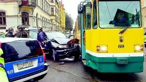Bilföraren ägnade sig åt sin gps-navigator och såg inte spårvagnen. Ingen människa skadades allvarligt vid olyckan.Foto: Titti Olovsson