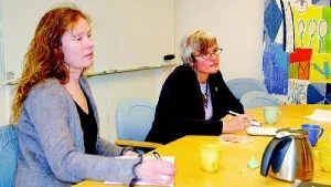 Anna-Klara Münsing, socialpolitisk sekreterare, och riksdagsledamoten Gunvor G Ericsson (mp) besökte Finspång igår. Bland annat diskuterades Socsam-projektet med Mats Hasselrot och Peter Fransson.  Foto: Magnus Petersson