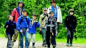 På väg mot skattjakten under Mela-lägret i helgen är den här scoutpatrullen från Åby med ledarna Mattias Lindh och Hans Jönsson i bakgrunden. Foto: Robert Svensson