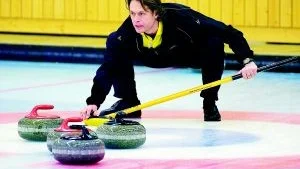 Kung i curlinghallen. "Peja" Lindholm och hans mannar körde över Sundsvall i finalen. Motståndarna gav upp efter sju omgångar och nu väntar VM för "Pejas" nya lag.  					    Foto: Robert Svensson