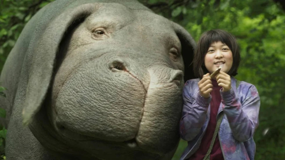 Supergris. Filmen "Okja" kretsar runt Mija (Seo-Hyun Ahn) och hennes bästa vän supergrisen Okja i en minst sagt alternativ version av vår värld.
