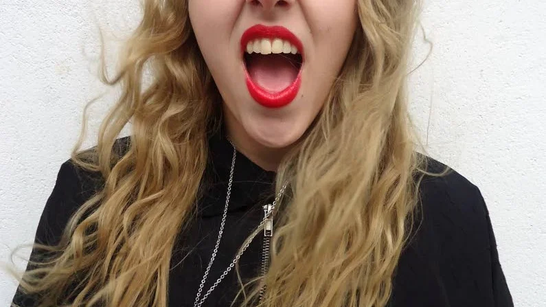 Alexandra Andersson får gåshud av allt som Beyoncé gör, har sett alla säsonger av Skam fyra gånger och bär stolt en Harry Potter-väska varje dag. Andra samtalsämnen än nämnda tre, undanbedes ovänligt och bestämt.