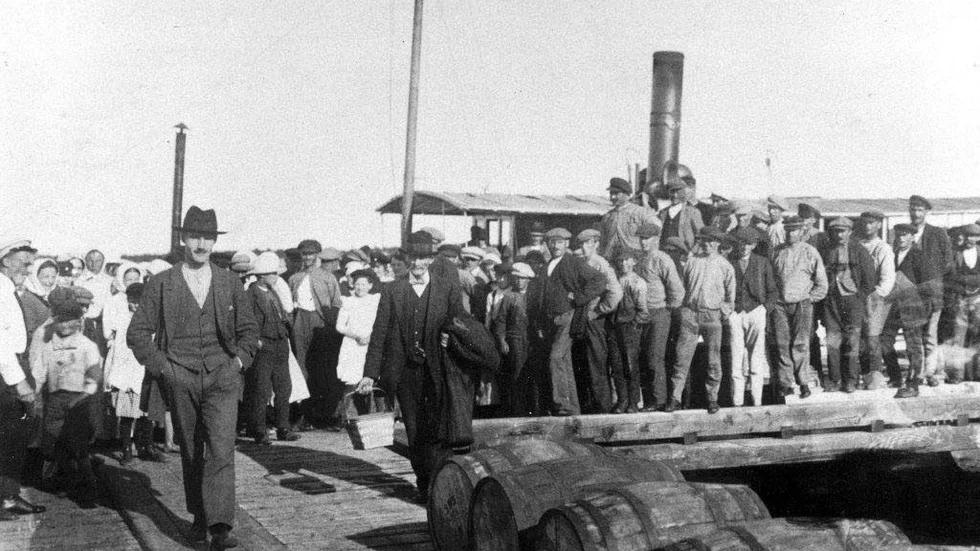KRAVALLER. 25 maj har det gått exakt 100 år sedan hungerkravallerna på Seskarö fick sin början. På bilden syns en del av de arbetare som deltog i de dramatiska händelserna.