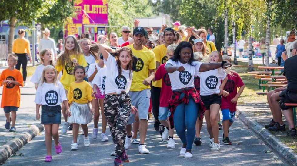 Ett hundratal barn och vuxna spred dansglädje på PDOL när de manifesterade för att dansen ska fortsätta finnas i Piteå.
