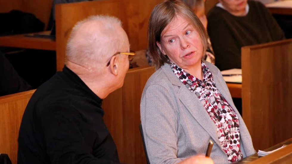 Berit Hardselius (C) och oppositionen har ändrat sig gällande avgifter på allmänna handlingar och tror på tjänstemännen som berättade om vilka problem det medför.
