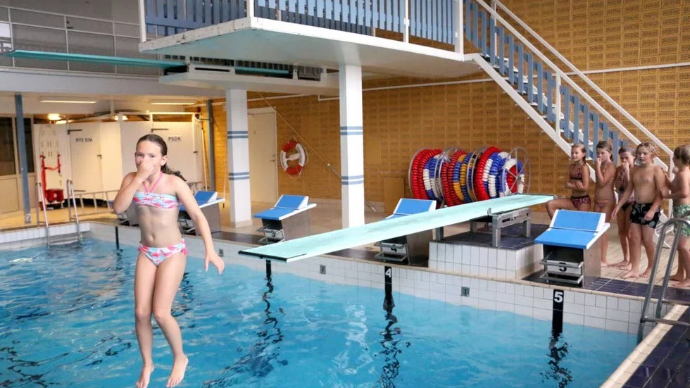 Ytterligare två simskolegrupper för barn startar i Öjebyns simhall. (Arkivbild)