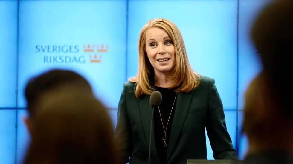 Annie Lööf (C) meddelade under gårdagen att hennes andrahandsalternativ är en mittenregering.