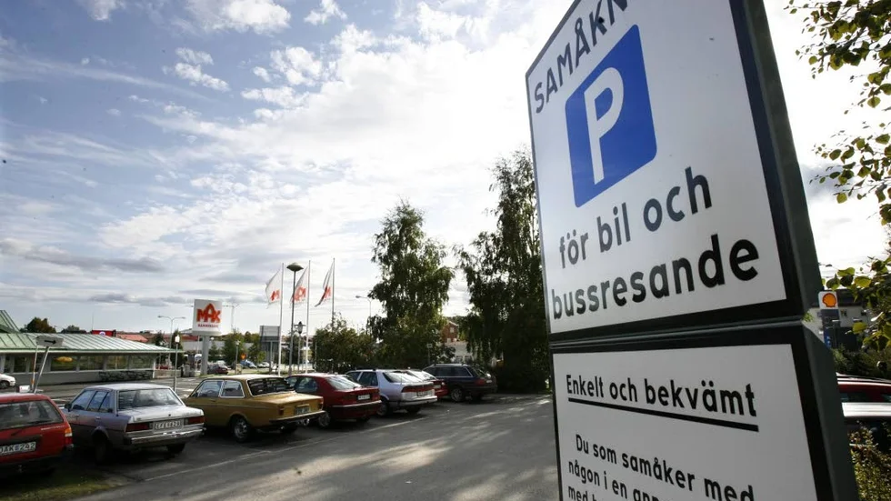 Pendlarna är upprörda över att ickependlare lägger beslag på p-platserna. Problemet är inte nytt, men nu har signaturen ”Riktigt förbannad skattebetalare” förgäves försökt få kommunen att göra något åt problemet. (Arkivbild)