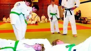 Jan Ekström, t h, prisades som årets idrottsledare av Östergötlands Idrottsförbund. Han hör hemma  Norrköpings Judoklubb.
Foto: Andreas Skogh