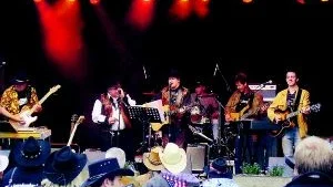 Det var bland annat för sin stora spelglädje på scenen som Don Redmon Band utsågs till svenska mästare i country. Här spelar gruppen på Vemdalens countryfestival. I bandet ingår Andreas Johansson (sång), Anders Johansson (munspel och bas), Tommy Andersson (steelguitar), Jörgen Lindh (trummor), Joel Persson (bas) och Roger (Rådström). Foto: Privat