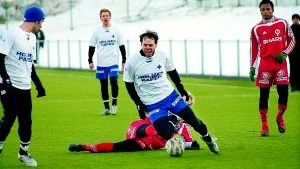 Derbyt var tufft. Här får Andreas Alm en av många smällar.
FOTO: JANNE FORSBY