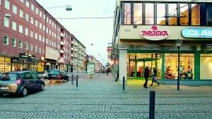 Här på Repslagaregatan har några sett en kvinna gå bortåt Östra Promenaden innan en bil stannade till. Kvinnan avvisade först föraren men klev sedan in i bilen som snabbt försvann från platsen.
FOTO: JANNE FORSBY