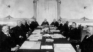 Mötet i Karlstad 1905 där   unionsupplösningens villkor fastställdes. Från vänster:   Sveriges delegation med Hjalmar Hammarskjöld, Christian Lundeberg (Sveriges statsminister) , Fredrik Wachtmeister, Karl Staaff, Carl Berg, Johannes Hellner (sekreterare). På höger sida sitter Norges delegation med okänd, okänd, C C Berner (Stortingspresident), Christian Michelsen (Norges statsminister) och J G Levland.
FOTO: PRESSENS BILD/ARKIV
