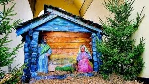 Den gamla och bortglömda julkrubban med Maria, Josef och Jesusbarnet har inte använts på många år. Men nu ska krubban vid Drottninggatan bli en årlig tradition.                                                        Foto: Niclas Sandberg